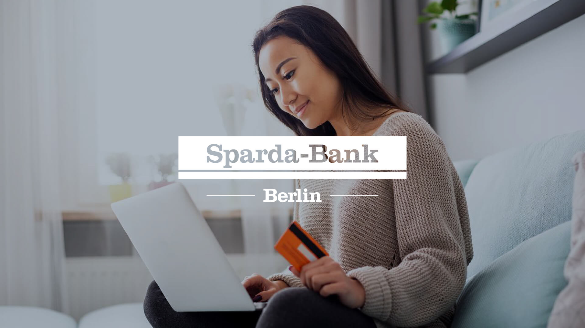 A female customer of Sparda Bank Berlin manages her online banking from her laptop.